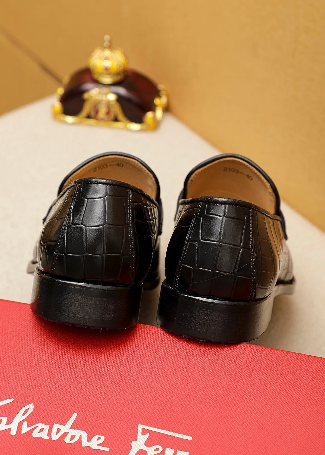 Men's shoes 💰460 💐 Product trademark: Ferragamo "Ferragamo" casual leather shoes Regular size: 38-44 (45.46🉑️customized) Product materials: Selected imported first-layer open-edge beaded cowhide floral upper + luxury hardware buckle, imported water-dyed cowhide leather lining. Strong three-dimensional visual effect, original outsole color: 2 colors available